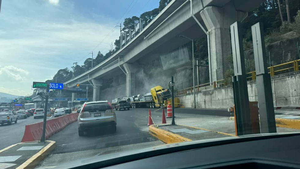 #Video Caos vial en la México-Toluca por choque de tráiler contra autos