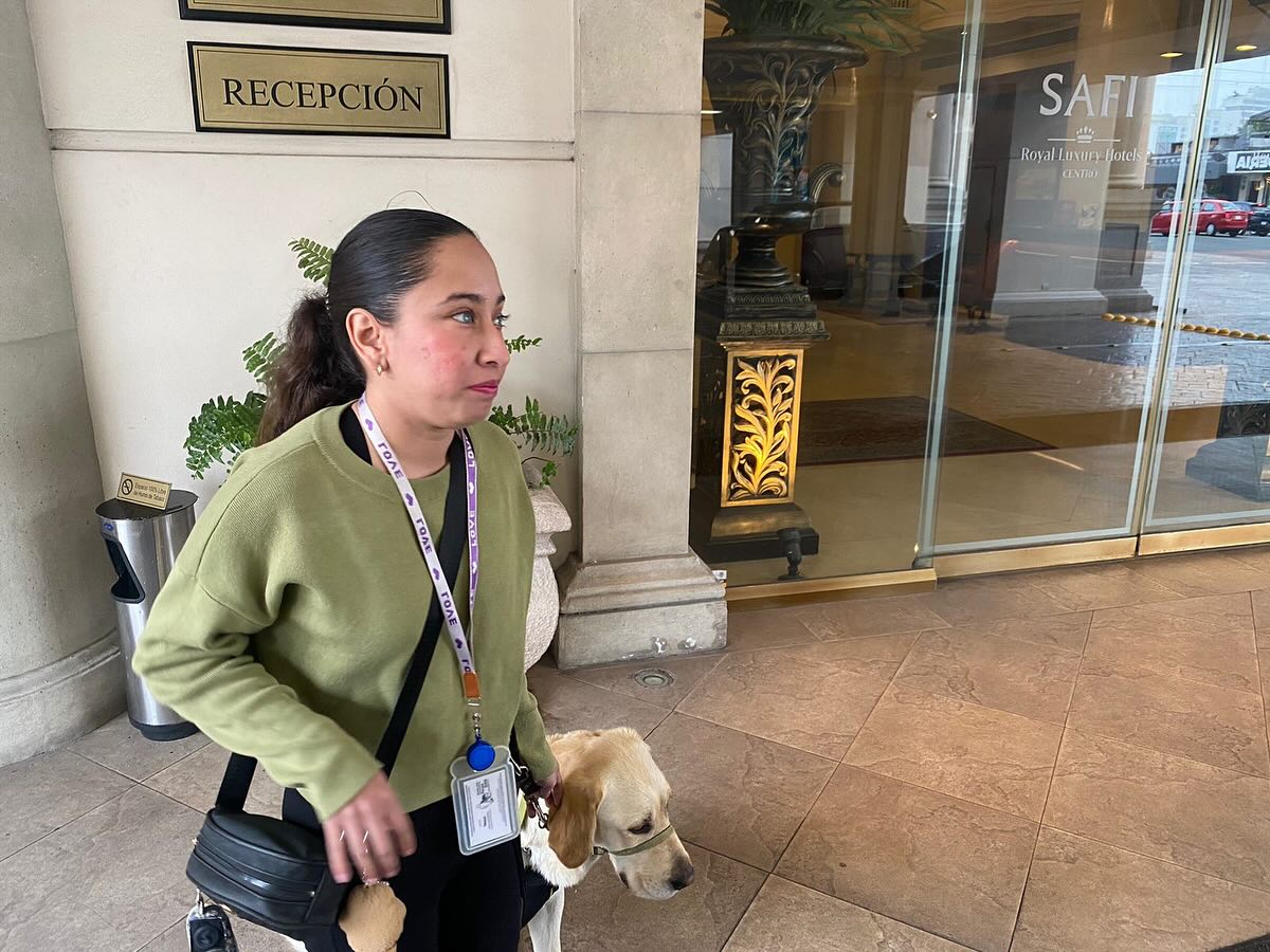 Denuncian discriminación en Hotel Safi contra mujer con discapacidad visual y su perro guía