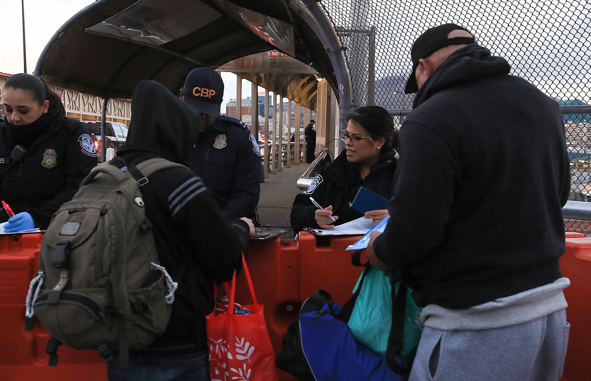 Migrantes abarrotan Ciudad Juárez ante rumor de que EE.UU. abriría la frontera