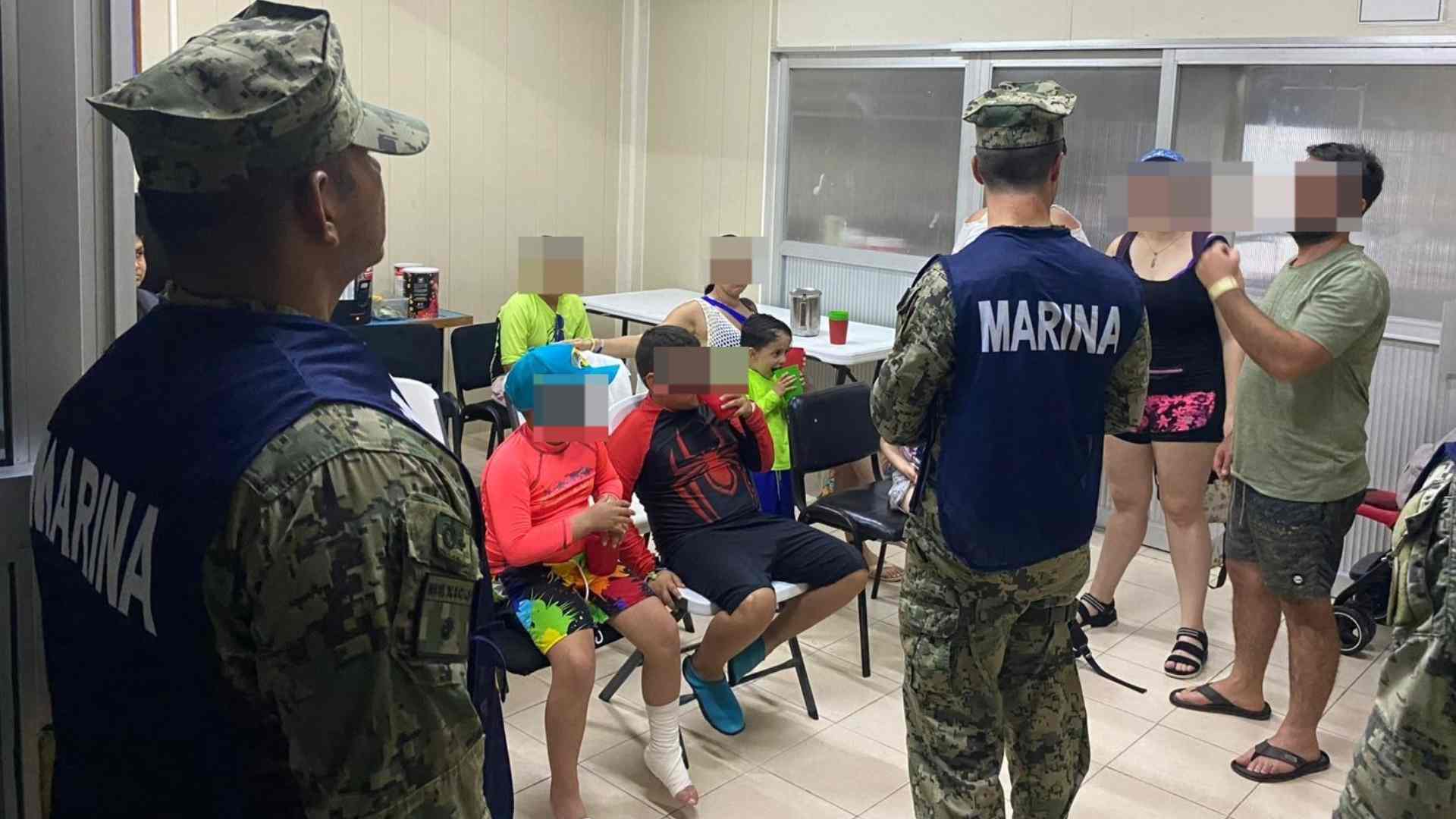 Rescatan a 38 turistas a la deriva en Quintana Roo