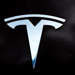 Tesla revisará 694 mil 304 vehículos por falla en neumáticos